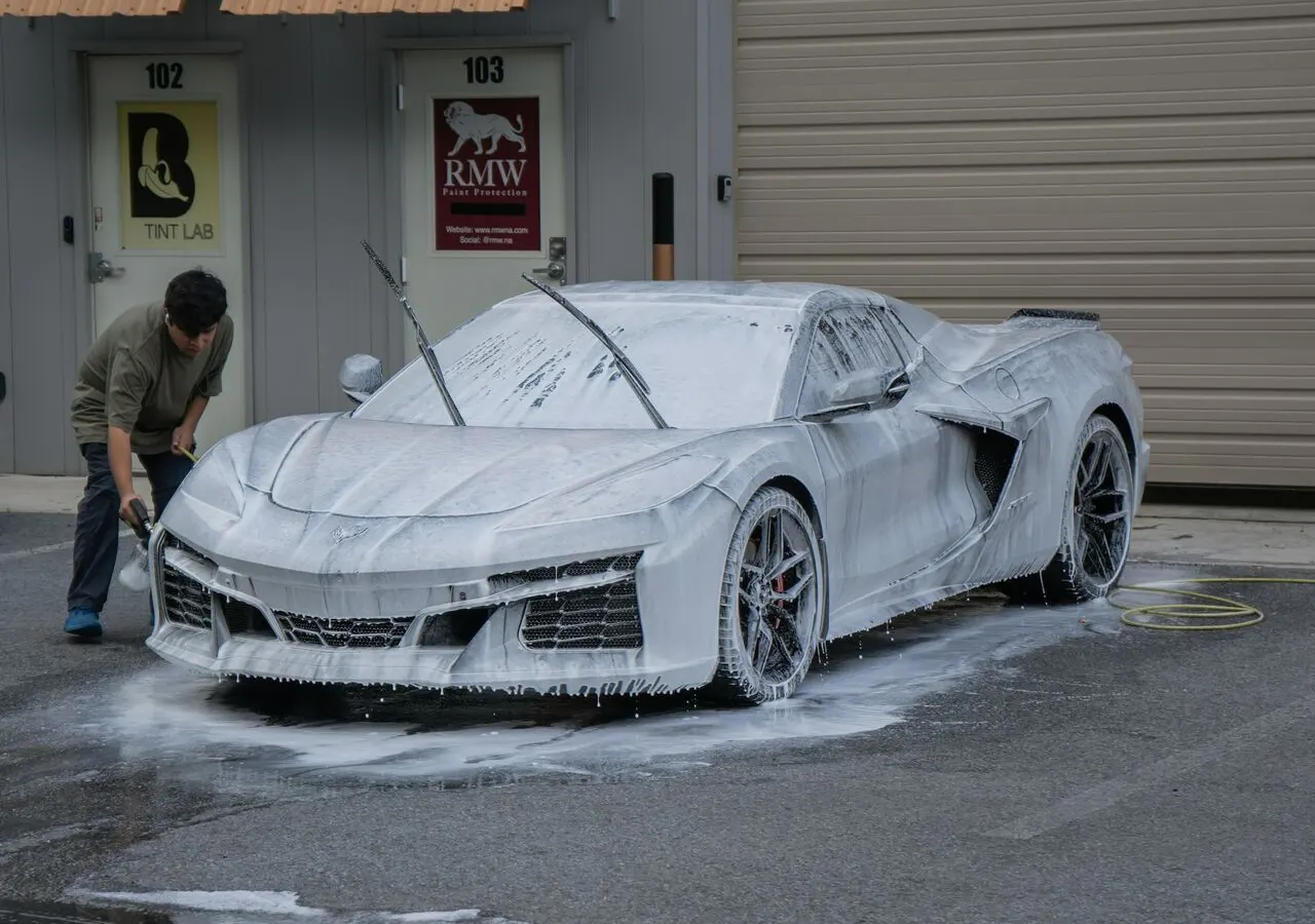 Así arranca todo detailing: pre-lavado foam, dos baldes y cero rayas. La…