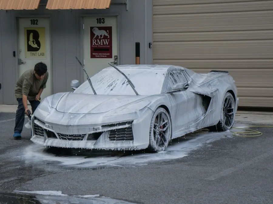 Así arranca todo detailing: pre-lavado foam, dos baldes y cero rayas. La…