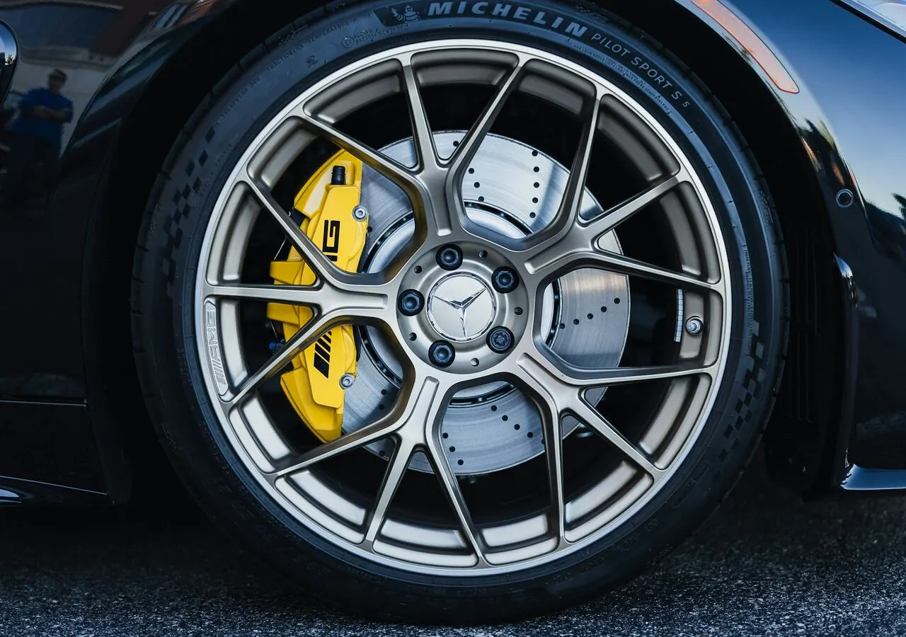 Calipers en amarillo pistero 🟡 Esmalte de alta temperatura, logo opcional y…